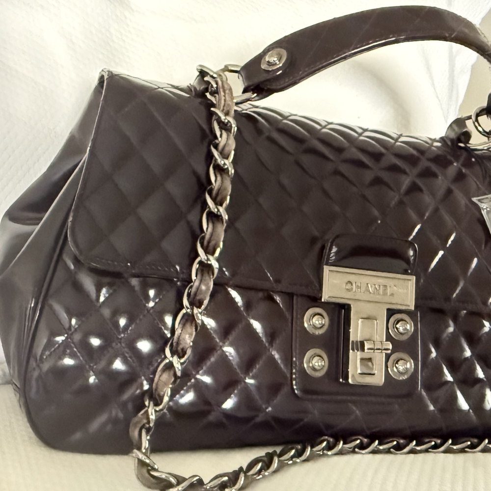 Chic Black Quilted Handbag